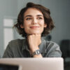 La giovane donna utilizza la gestione della posta elettronica di onOffice