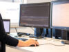 Donna al PC nella gestione del prodotto