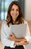 donna con brochure aziendale