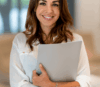 donna con brochure aziendale