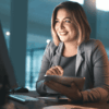 Professionista immobiliare al computer su un sito web per agenzia immobiliare