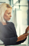Frau mit Tablet in der Hand, bedient es
