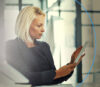 Frau mit Tablet in der Hand, bedient es