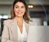 Una donna sorridente davanti al laptop scopre le diverse funzioni di onOffice Enterprise.